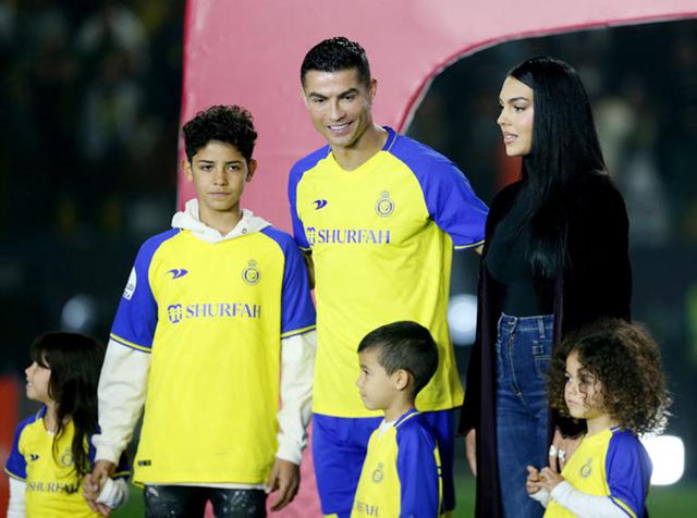 Georgina Rodriguez nói về mối quan hệ với 3 người con riêng của Ronaldo - Ảnh 1.