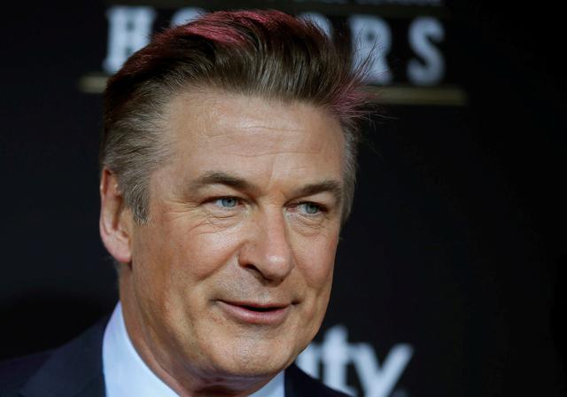 Alec Baldwin gây phẫn nộ khi đóng phim về súng đạn sau scandal làm chết người - Ảnh 1.