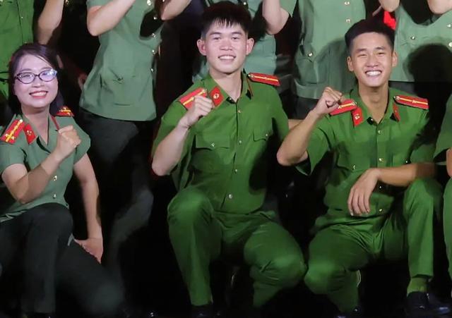 Danh tính hai chiến sĩ công an gây sốt mạng vì nhảy “dẻo như dancer” - Ảnh 1.