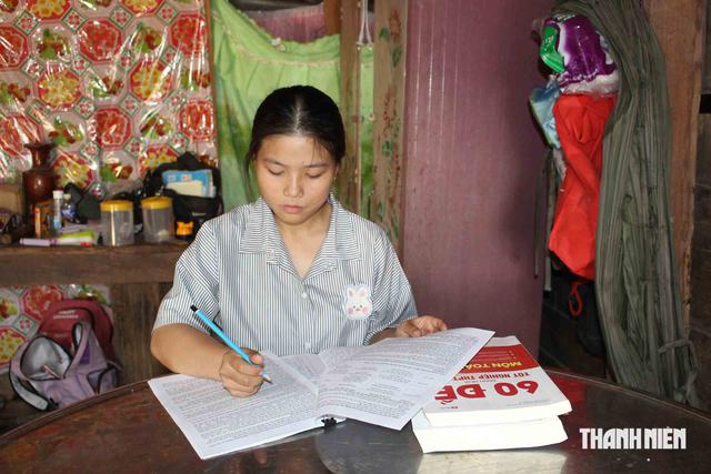 Thí sinh đạt 28,5 điểm xét tuyển nhưng ôm mẹ khóc vì lý do này...- Ảnh 1.