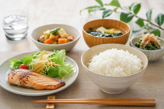 Đừng vội bỏ cơm nếu muốn giảm c&acirc;n, đ&acirc;y mới l&agrave; điều quan trọng - Ảnh 1.