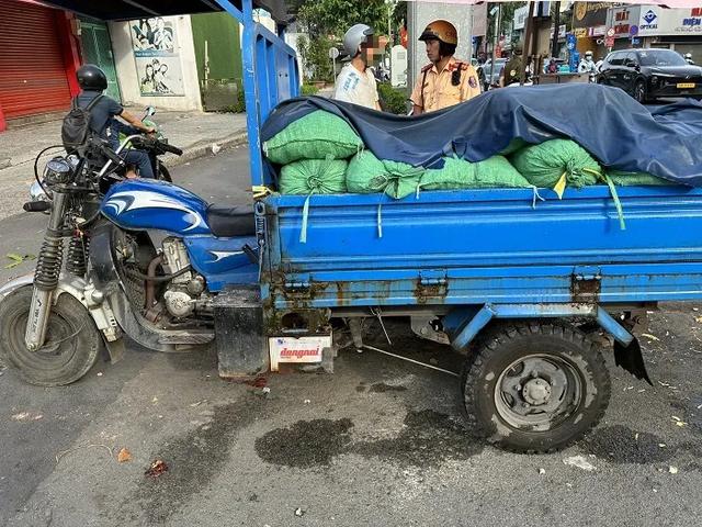 Hàng loạt xe 3 bánh ở TP.HCM bị CSGT tịch thu vì không rõ nguồn gốc - Ảnh 2.