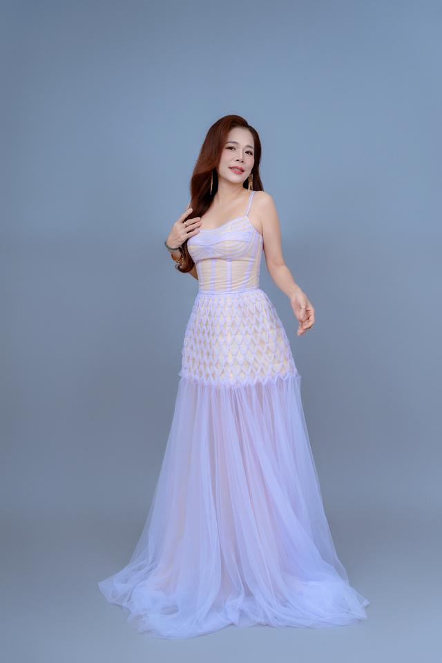 Nữ ca sĩ từng vắng bóng showbiz 10 năm, cuộc sống ra sao ở tuổi 54? - Ảnh 2.