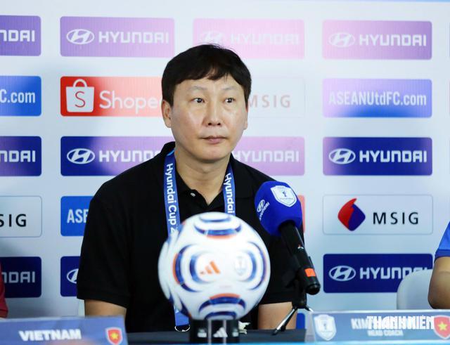 HLV Kim Sang-sik dí dỏm: ‘Tôi ném chiếc áo trắng đi rồi, tôi nói vợ tôi như thế’- Ảnh 2.