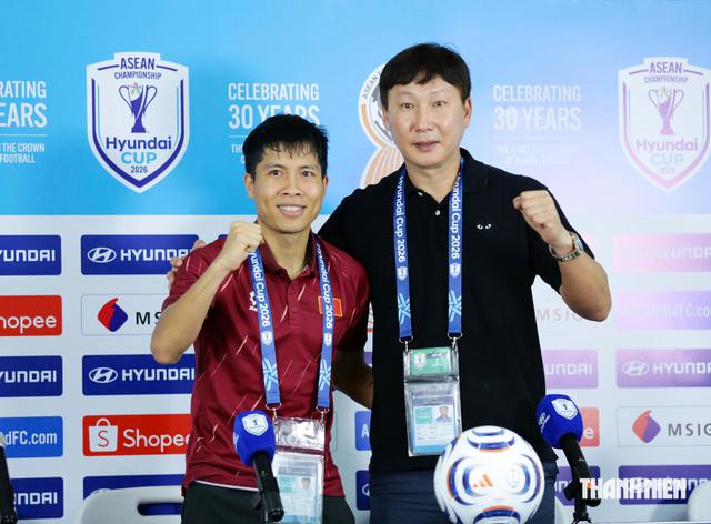 HLV Kim Sang-sik dí dỏm: ‘Tôi ném chiếc áo trắng đi rồi, tôi nói vợ tôi như thế’- Ảnh 1.