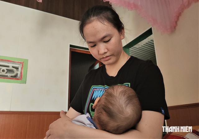 Người mẹ trẻ cầu xin sự gi&uacute;p đỡ v&igrave; con trai mắc bệnh teo cơ tủy sống - Ảnh 1.