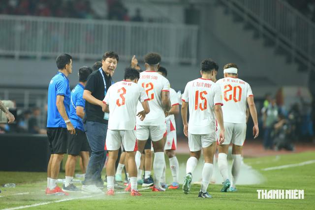 Tài năng và chiếc áo 'ma thuật' của HLV Kim Sang-sik: Cứ mặc là đội tuyển Việt Nam lại thắng- Ảnh 1.