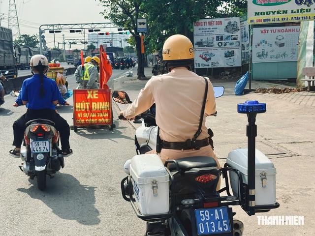 CSGT TP.HCM dùng xe hút đinh rà cửa ngõ phía tây, kết quả bất ngờ - Ảnh 1.