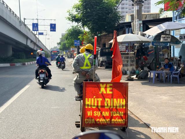 CSGT TP.HCM dùng xe hút đinh rà cửa ngõ phía tây, kết quả bất ngờ - Ảnh 2.