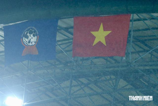 Mưa lớn bất chợt ập xuống s&acirc;n Pakansari trước đại chiến Indonesia - Việt Nam- Ảnh 2.