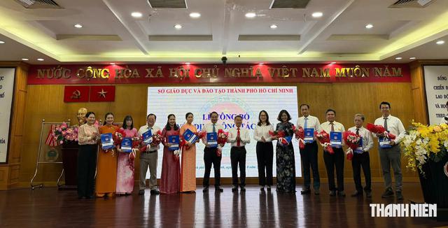 Nhiều hiệu trưởng, hiệu ph&oacute; nhận quyết định bổ nhiệm - Ảnh 1.