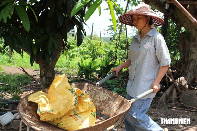 Thí sinh đạt 28,5 điểm xét tuyển nhưng ôm mẹ khóc vì lý do này...- Ảnh 2.