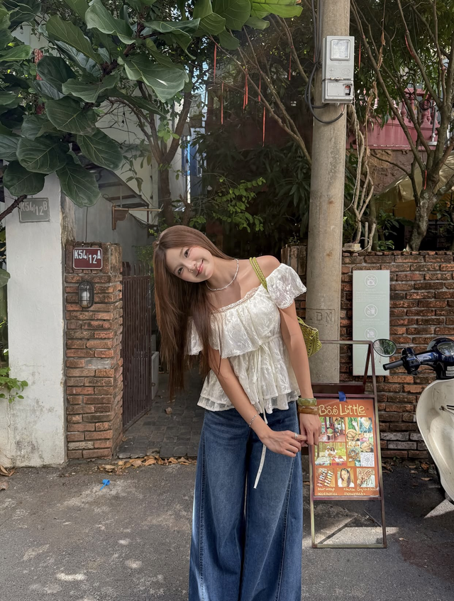 &Aacute;o trễ vai phối quần jeans, khoe vai trần gợi cảm đầy thần th&aacute;i- Ảnh 1.