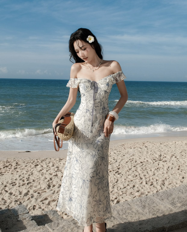 Xu hướng họa tiết hoa l&aacute; bản lớn n&acirc;ng tầm rực rỡ cho tủ đồ m&ugrave;a h&egrave;- Ảnh 2.