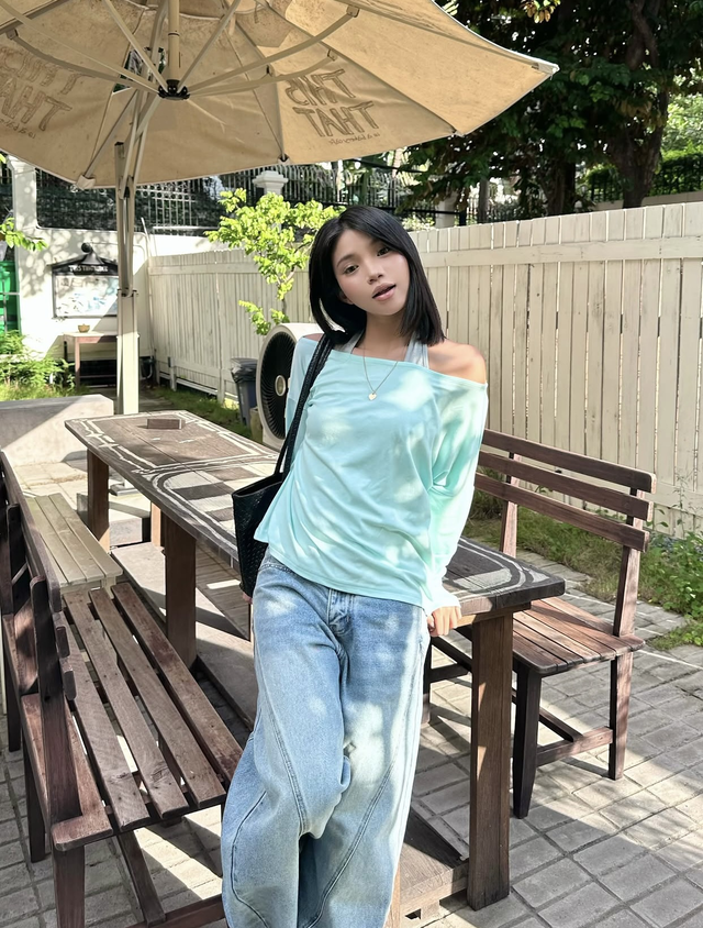 &Aacute;o trễ vai phối quần jeans, khoe vai trần gợi cảm đầy thần th&aacute;i- Ảnh 2.