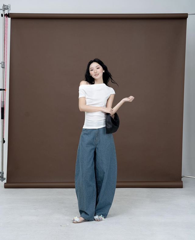 &Aacute;o trễ vai phối quần jeans, khoe vai trần gợi cảm đầy thần th&aacute;i- Ảnh 3.