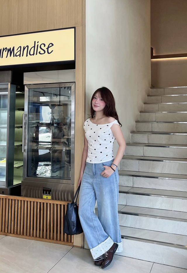 &Aacute;o trễ vai phối quần jeans, khoe vai trần gợi cảm đầy thần th&aacute;i- Ảnh 4.