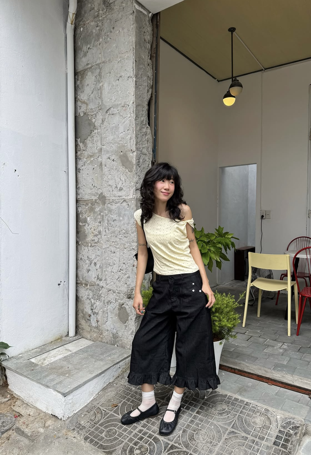 &Aacute;o trễ vai phối quần jeans, khoe vai trần gợi cảm đầy thần th&aacute;i- Ảnh 5.