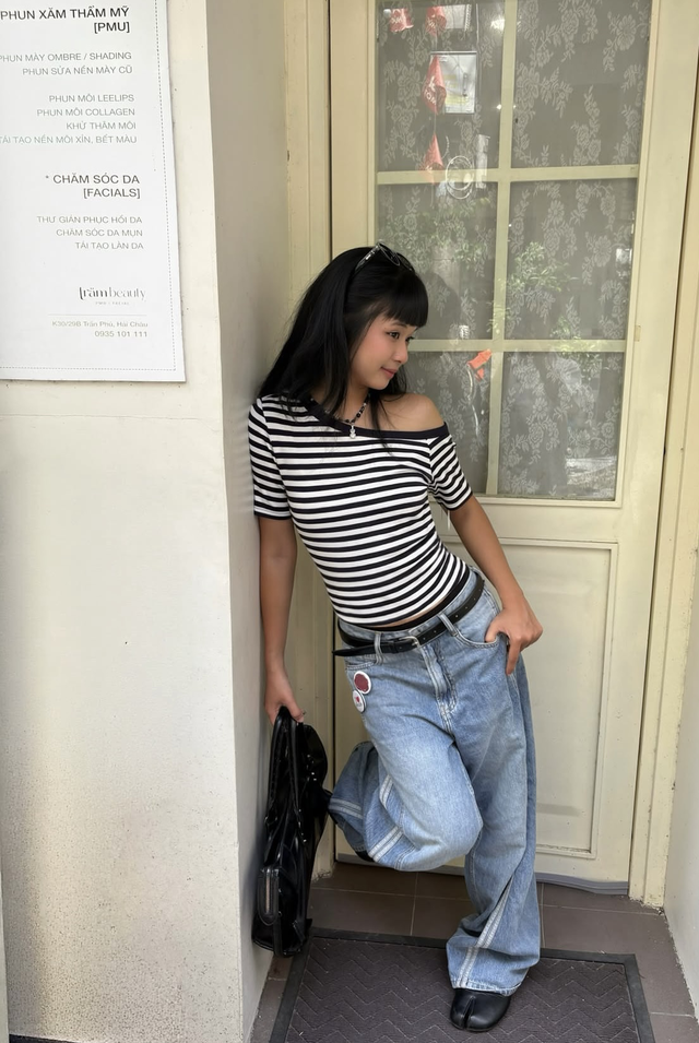 &Aacute;o trễ vai phối quần jeans, khoe vai trần gợi cảm đầy thần th&aacute;i- Ảnh 7.