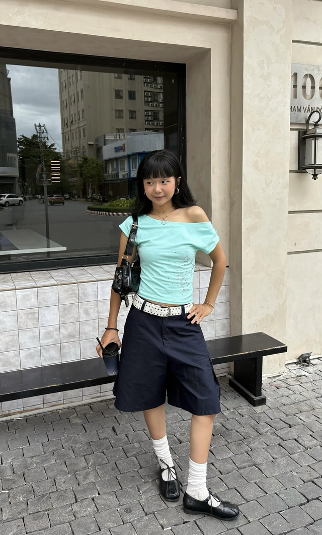 &Aacute;o trễ vai phối quần jeans, khoe vai trần gợi cảm đầy thần th&aacute;i- Ảnh 8.