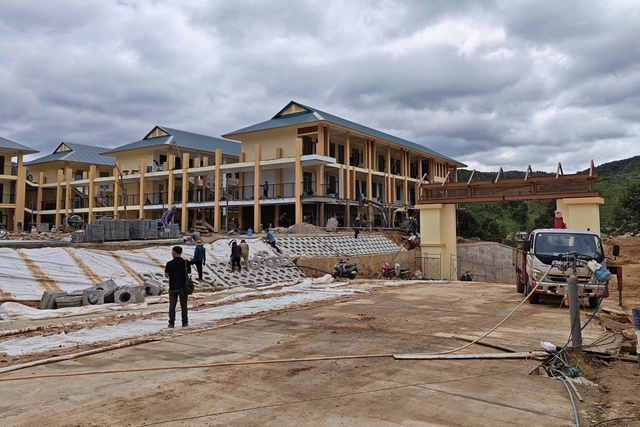 Công nhân không nghỉ lễ, chạy đua hoàn thiện trường nội trú vùng cao Quảng Trị- Ảnh 2.