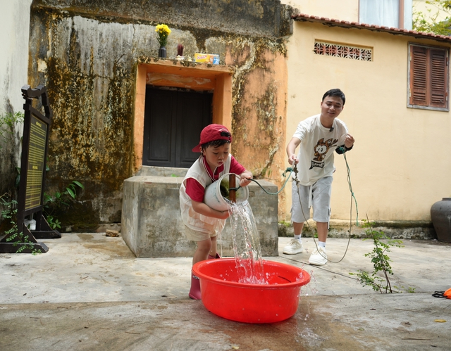 Lê Dương Bảo Lâm 'náo loạn' chợ Hội An, Huy R ‘toát mồ hôi' với giếng cổ- Ảnh 3.