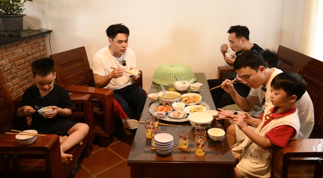 Lê Dương Bảo Lâm 'náo loạn' chợ Hội An, Huy R ‘toát mồ hôi' với giếng cổ- Ảnh 5.