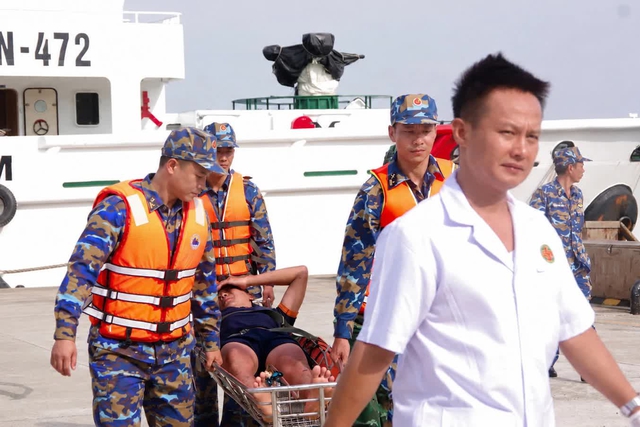Trường Sa tiếp nhận, chăm sóc 32 ngư dân Đà Nẵng gặp nạn trên biển- Ảnh 2.