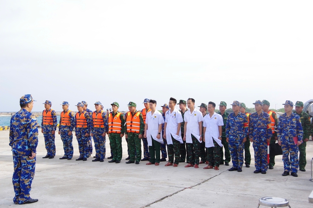 Trường Sa tiếp nhận, chăm sóc 32 ngư dân Đà Nẵng gặp nạn trên biển- Ảnh 1.