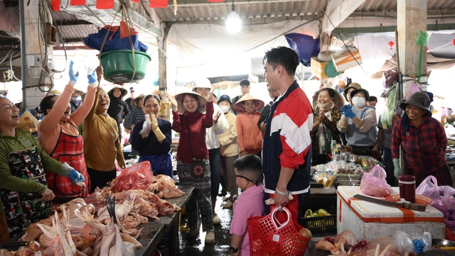 Lê Dương Bảo Lâm 'náo loạn' chợ Hội An, Huy R ‘toát mồ hôi' với giếng cổ- Ảnh 4.