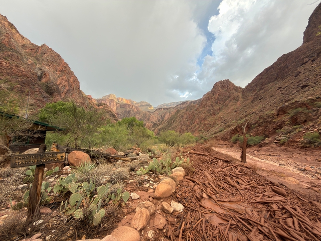 Nhiều người mất tích sau khi lũ quét ở Grand Canyon của Mỹ- Ảnh 1.