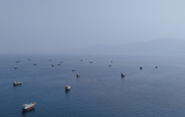 Mỹ tấn công một đảo ở eo biển Hormuz, Iran lập tức đáp trả- Ảnh 1.