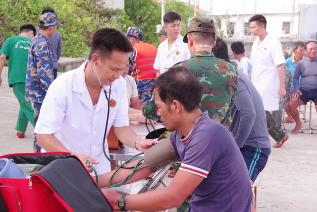 Trường Sa tiếp nhận, chăm sóc 32 ngư dân Đà Nẵng gặp nạn trên biển- Ảnh 4.