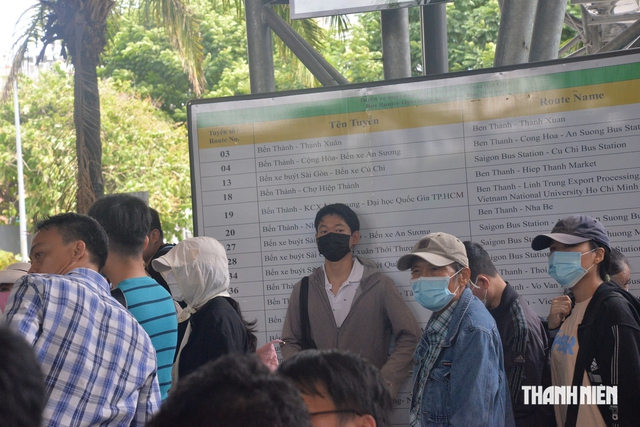 Bến xe buýt Sài Gòn ngày lễ: Tuyến vắng hoe, có tuyến khách chờ dài cổ - Ảnh 2.
