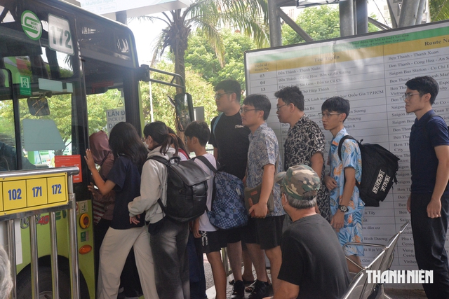 Bến xe buýt Sài Gòn ngày lễ: Tuyến vắng hoe, có tuyến khách chờ dài cổ - Ảnh 5.