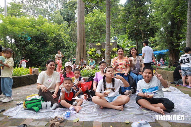 Ngày thứ hai nghỉ lễ Quốc khánh: Thảo Cầm Viên hút hàng ngàn gia đình vui chơi - Ảnh 2.