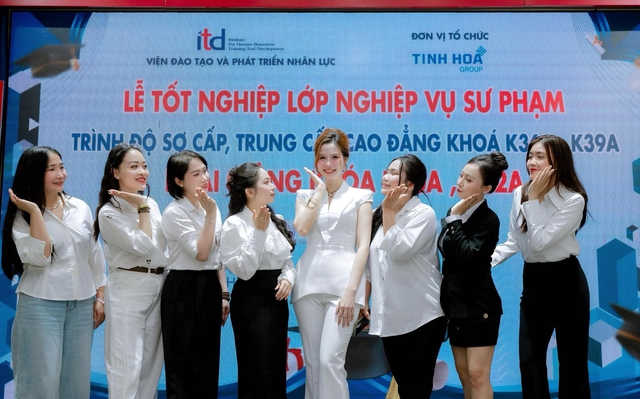 Bộ móng mất 7 tiếng hoàn thiện của nữ thợ nail từng bán quần áo ngoài chợ - Ảnh 7.