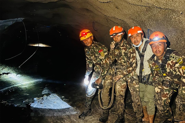 Nepal chạy đua giải cứu hàng trăm công nhân mắc kẹt trong các đường hầm thủy điện- Ảnh 1.