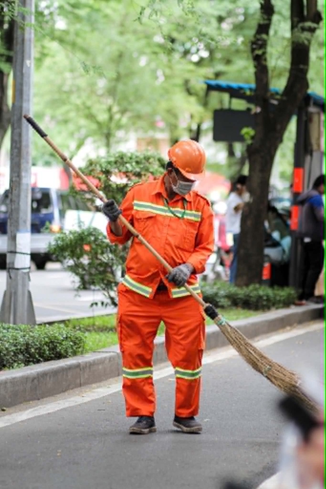 Những bóng dáng thầm lặng giữ phố phường sạch đẹp - Ảnh 1.