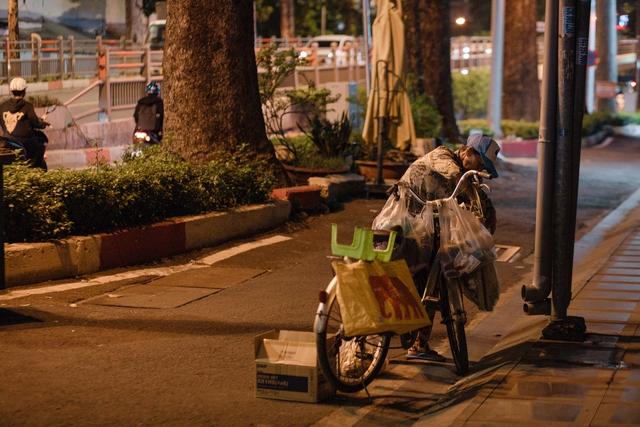 Những bóng dáng thầm lặng giữ phố phường sạch đẹp - Ảnh 5.