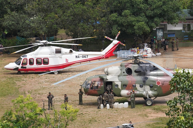 Nepal chạy đua giải cứu hàng trăm công nhân mắc kẹt trong các đường hầm thủy điện- Ảnh 2.