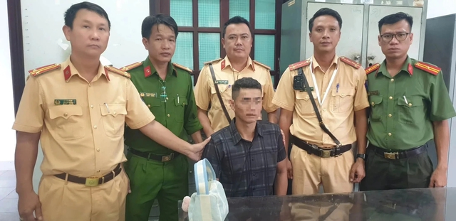 CSGT Khánh Hòa bắt 2 nghi phạm cướp giật tài sản tẩu thoát về TP.HCM- Ảnh 2.