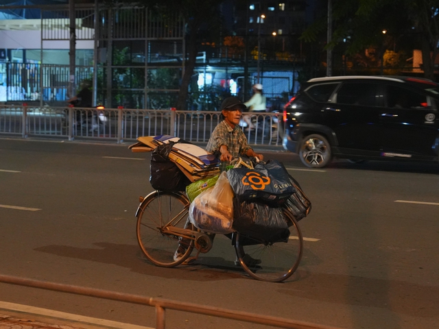 Những bóng dáng thầm lặng giữ phố phường sạch đẹp - Ảnh 4.