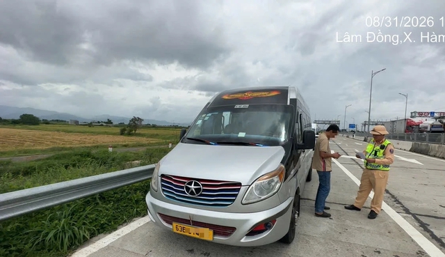 Đi xe khách dịp nghỉ lễ 2.9, không thắt dây an toàn bị phạt 375.000 đồng- Ảnh 1.