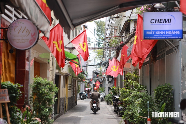 Cờ đỏ phủ k&iacute;n những con hẻm TP.HCM trước Quốc kh&aacute;nh - Ảnh 5.