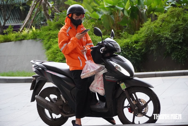 Shipper ng&agrave;y nghỉ lễ: C&oacute; g&igrave; kh&aacute;c ng&agrave;y thường? - Ảnh 3.