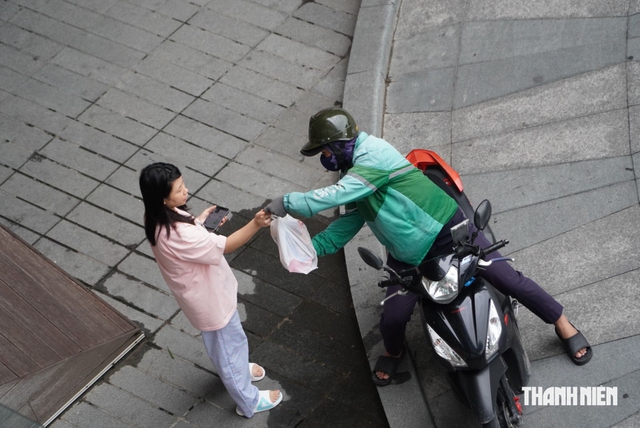 Shipper ng&agrave;y nghỉ lễ: C&oacute; g&igrave; kh&aacute;c ng&agrave;y thường? - Ảnh 4.