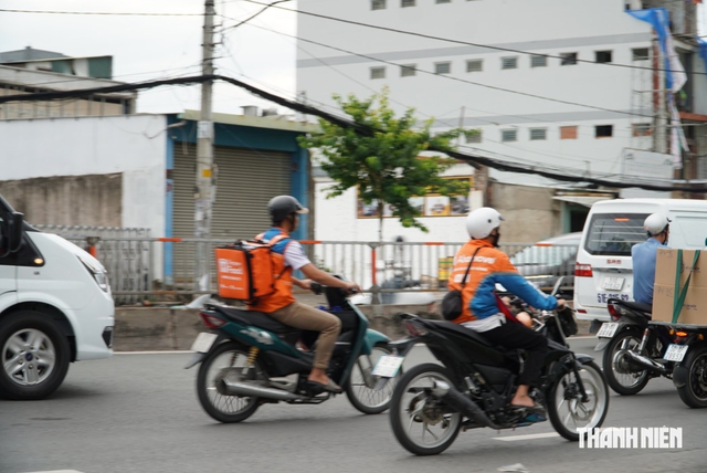 Shipper ng&agrave;y nghỉ lễ: C&oacute; g&igrave; kh&aacute;c ng&agrave;y thường? - Ảnh 1.