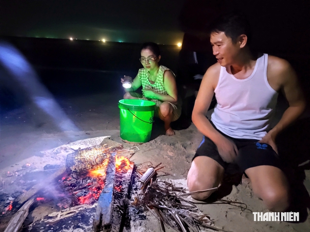 Đào còng trong đêm, đãi khách tiệc còng ngay trên bãi biển ở Đà Nẵng- Ảnh 6.