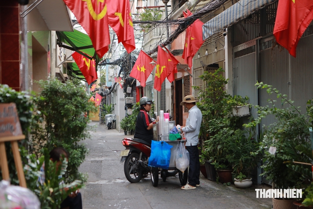 Cờ đỏ phủ k&iacute;n những con hẻm TP.HCM trước Quốc kh&aacute;nh - Ảnh 6.